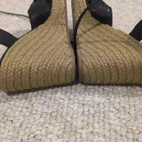 Gianni Bini Black leather Wedge Sandals - Picture 7 of 8